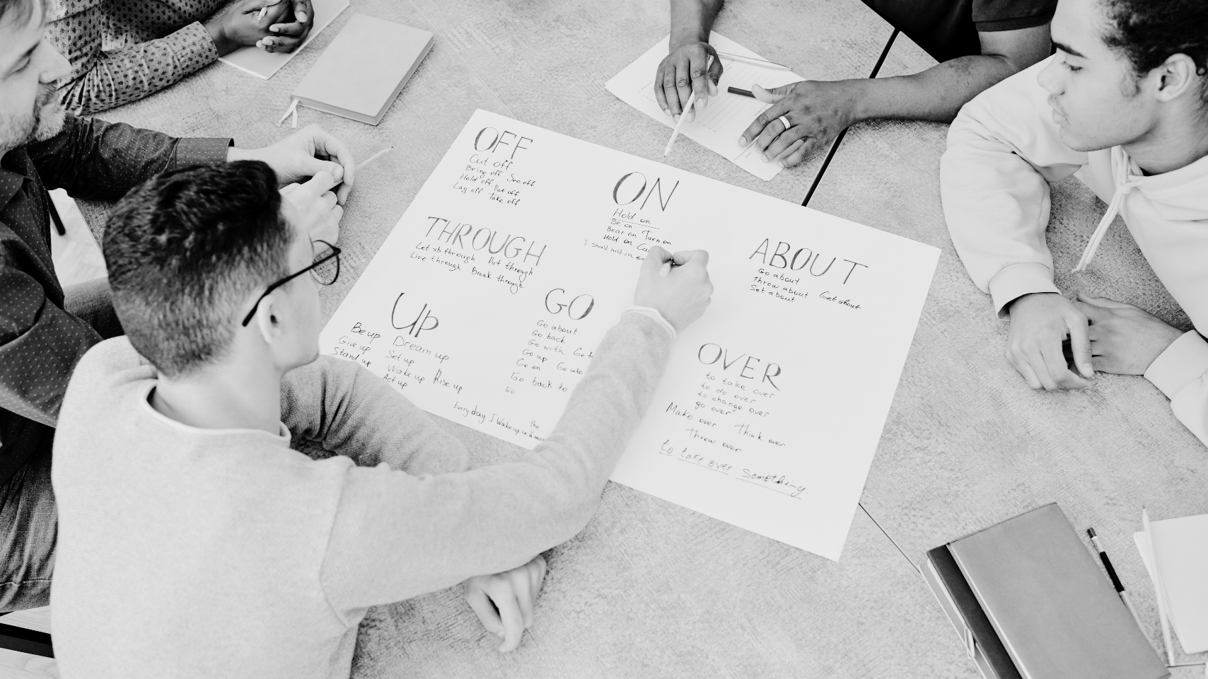 Junge Menschen an einem Schreibtisch