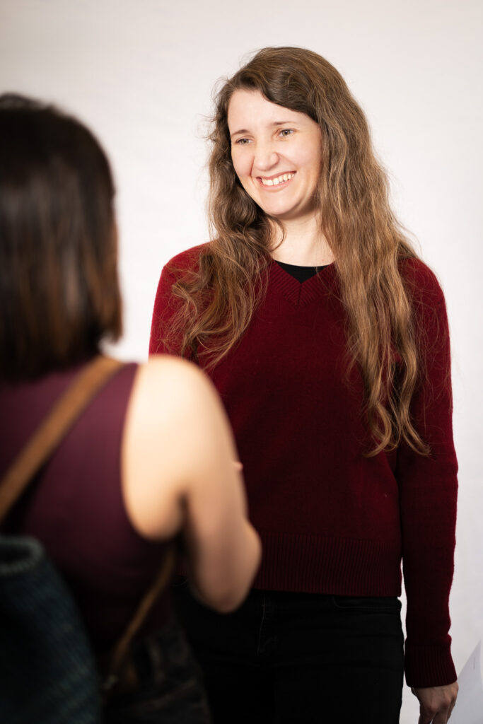 Zwei Frauen begrüßen sich